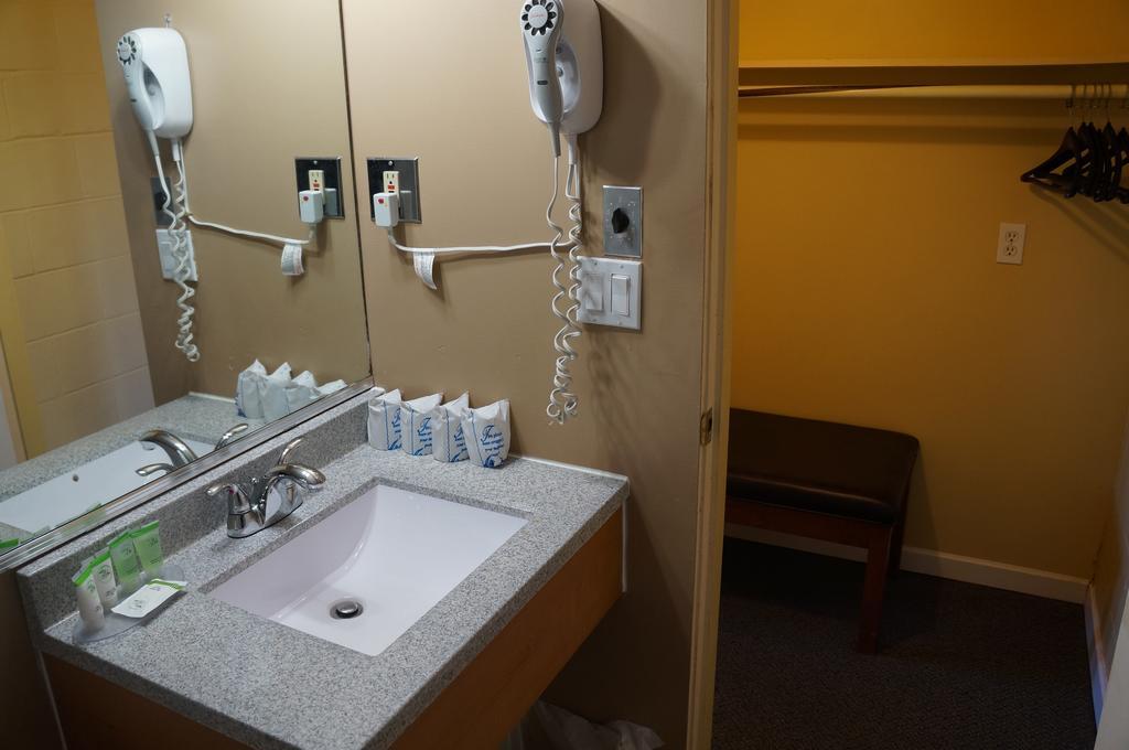 Westward Inn & Suites Langley Bagian luar foto